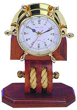 Kvartsikello puujalustalla 